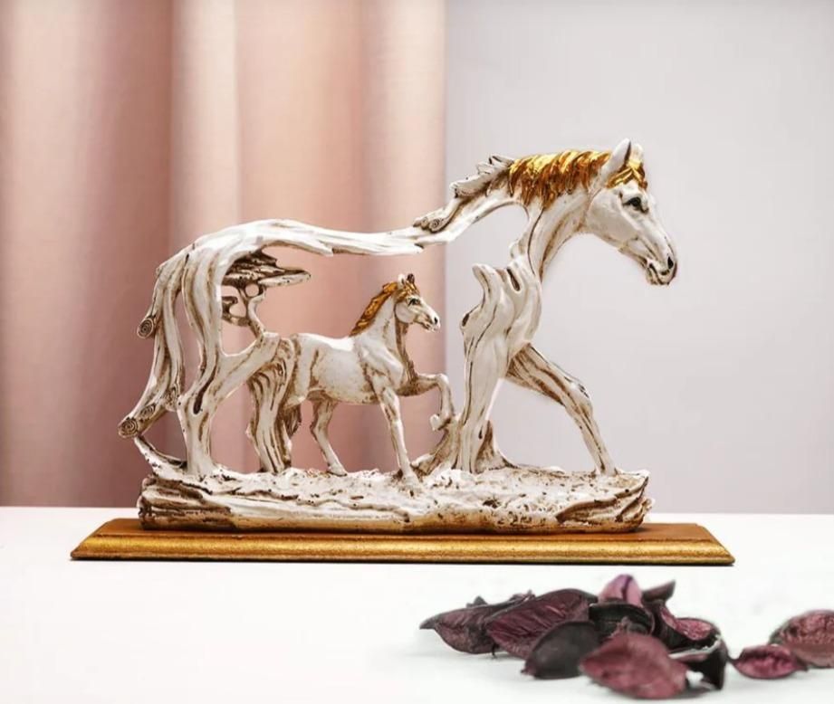 Elegant Horse Statue – Animal Figurine for Home and Desktop Decor