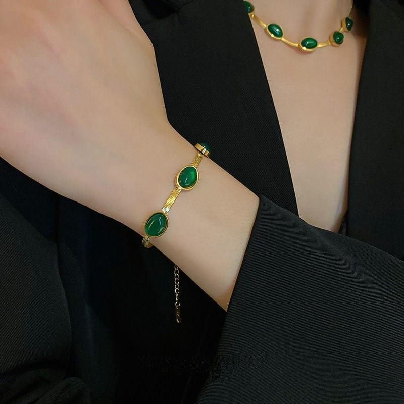 Oval Green Crystal Necklace & Bracelet Set – Stylish & Elegant